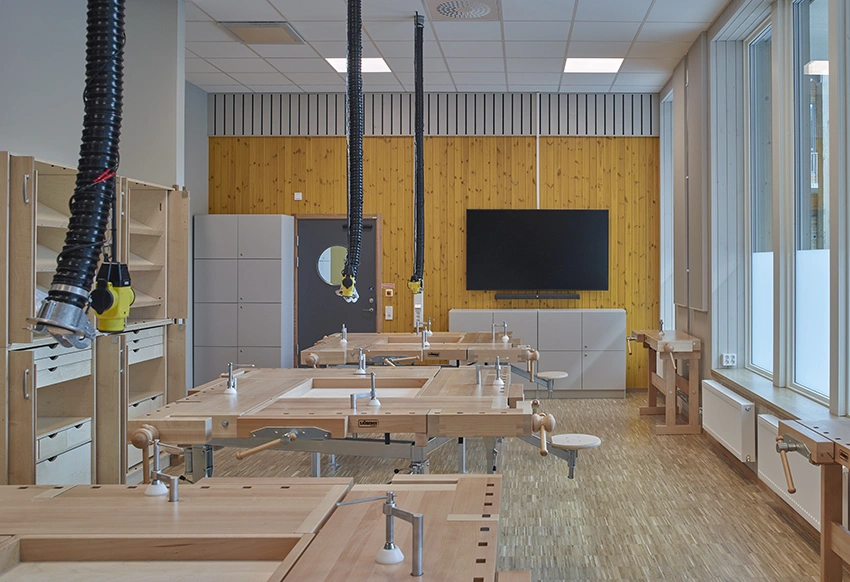 Träslöjdsal med 75-tumsskärm och soundbar